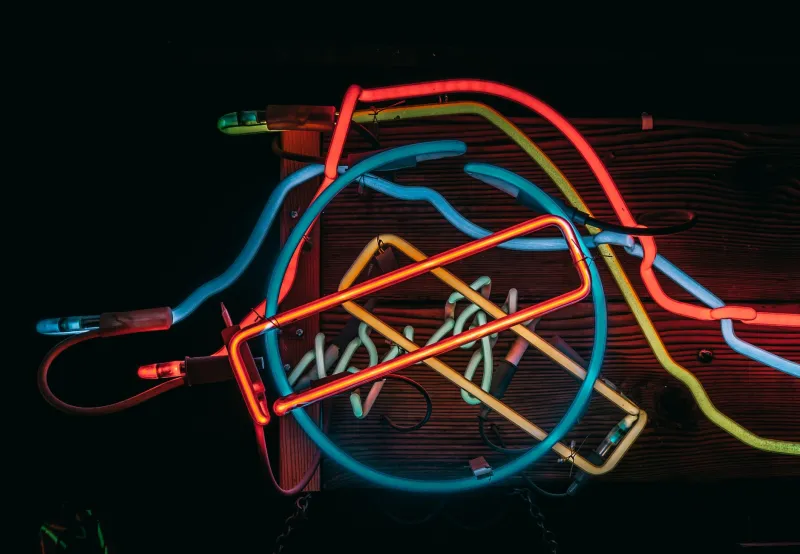 Bending Light Into Letters: The Last Neon Artisans Keeping America's Glow Alive